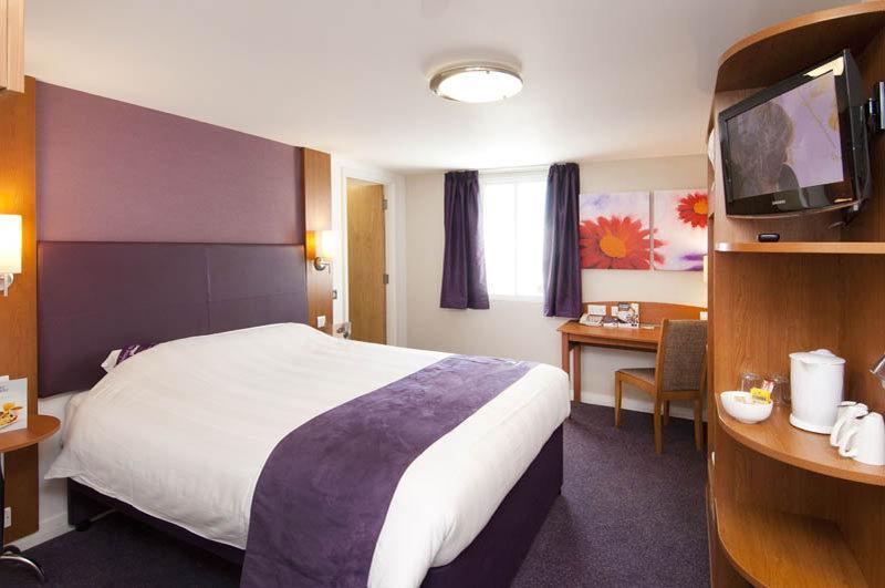 Premier Inn Chippenham Chippenham  Bagian luar foto